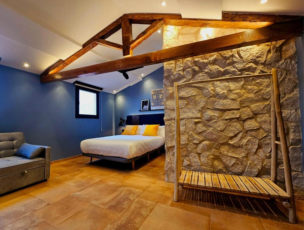 Decoración y diseño de interiores de locales comerciales y negocios - Hotel CousinRooms 1