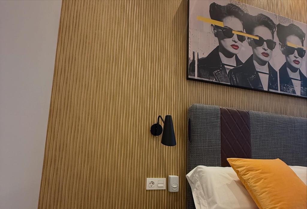 Decoración y diseño de interiores de locales comerciales y negocios - Hotel CousinRooms 5